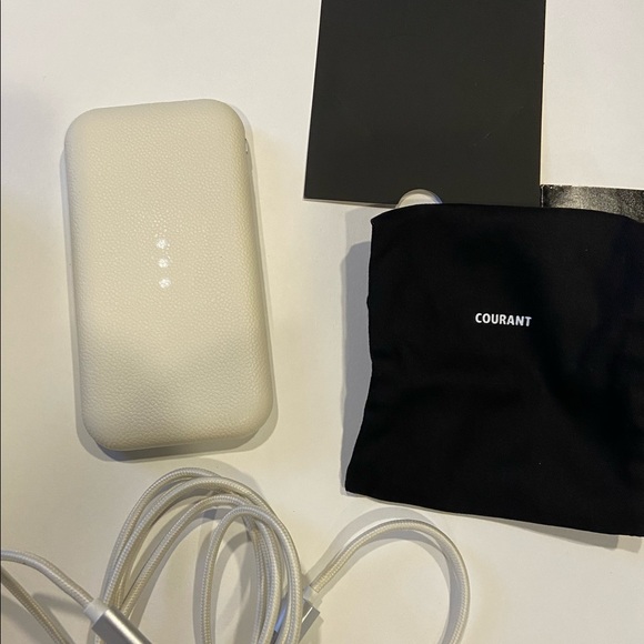 New in Box Courant Carry Wireless Charging Bank for Phones - Picture 15 of 16